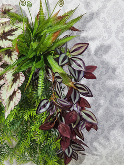 Искусственная зелень в деревянном настенном кашпо