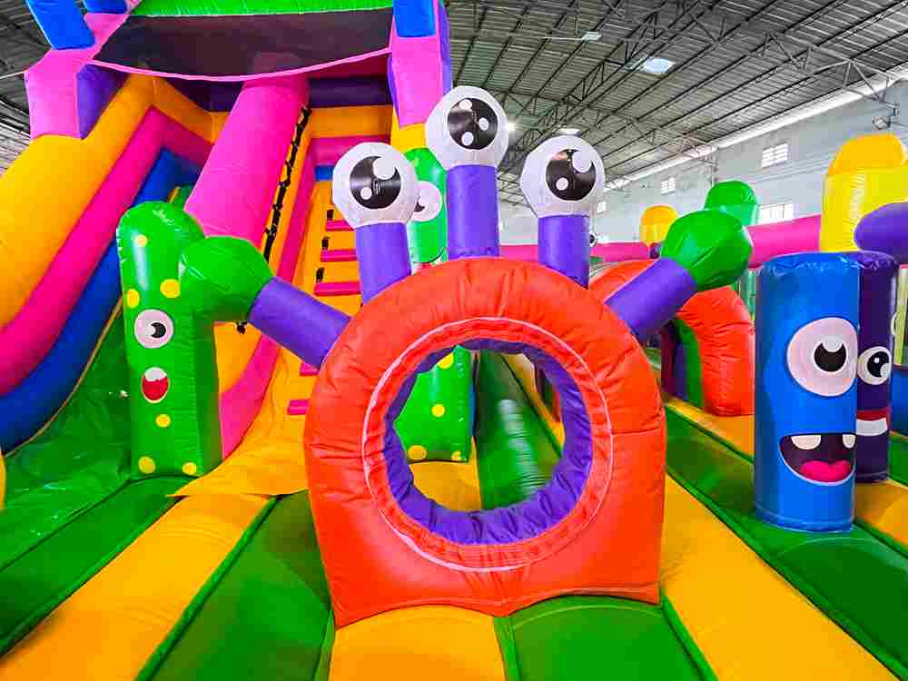 Коммерческий надувной батут «Монстроленд» 7*6*5,6 м