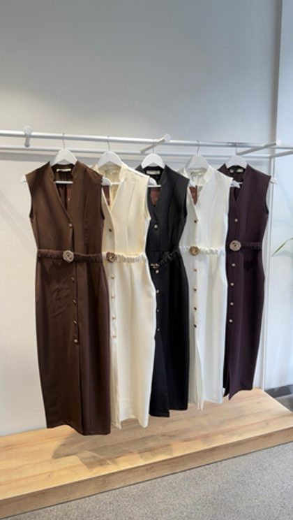 Платье на пуговицах в длине миди