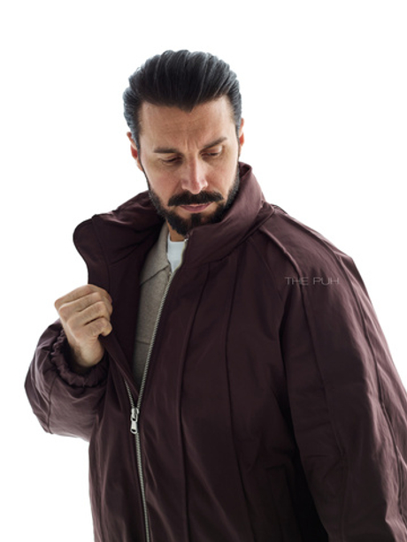 Утепленный шоколадный бомбер с рельефными швами