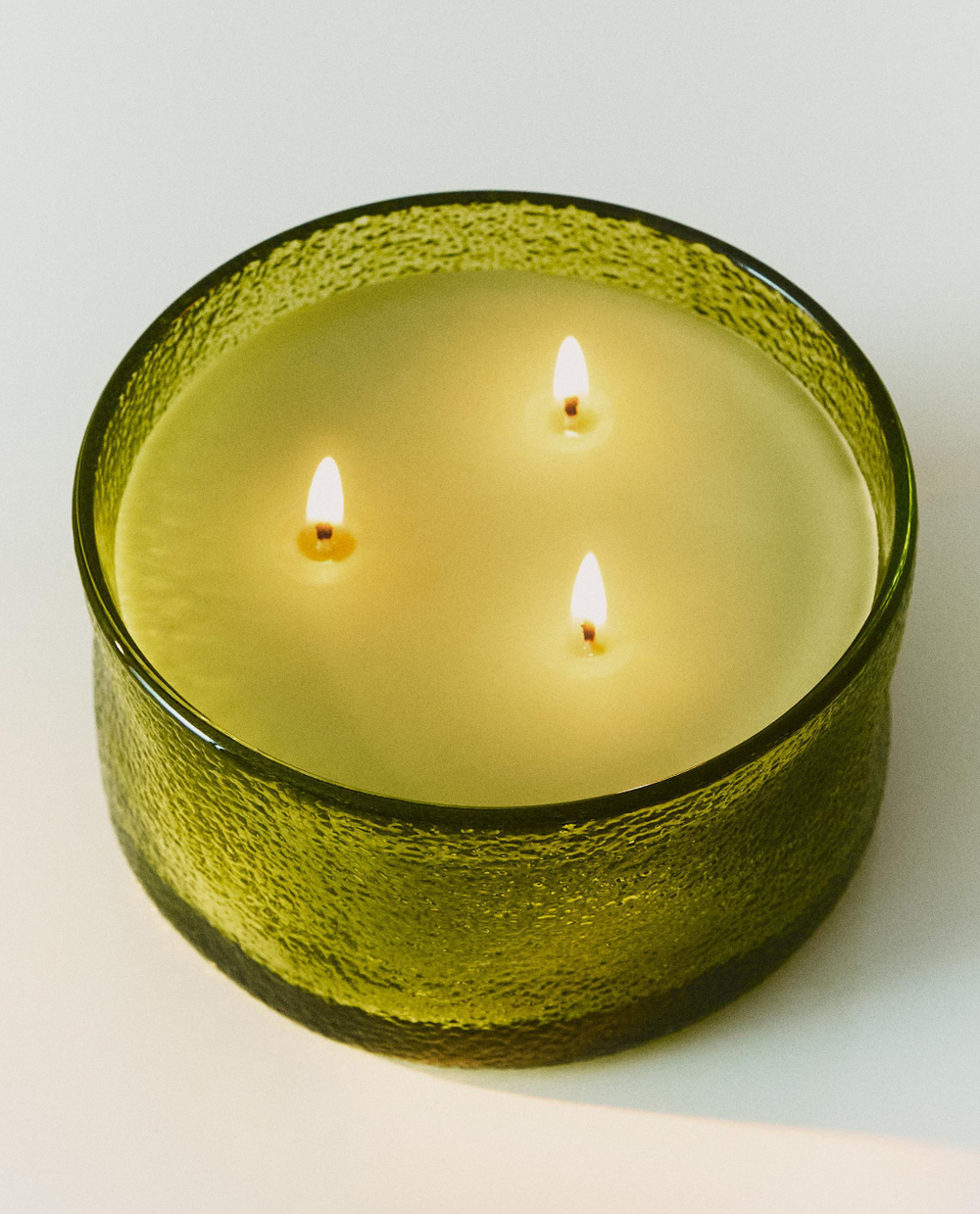 Zara Home Свеча ароматическая Bergamot & Sandalwood 500 г, растительный воск, аромат древесный, Коричневый