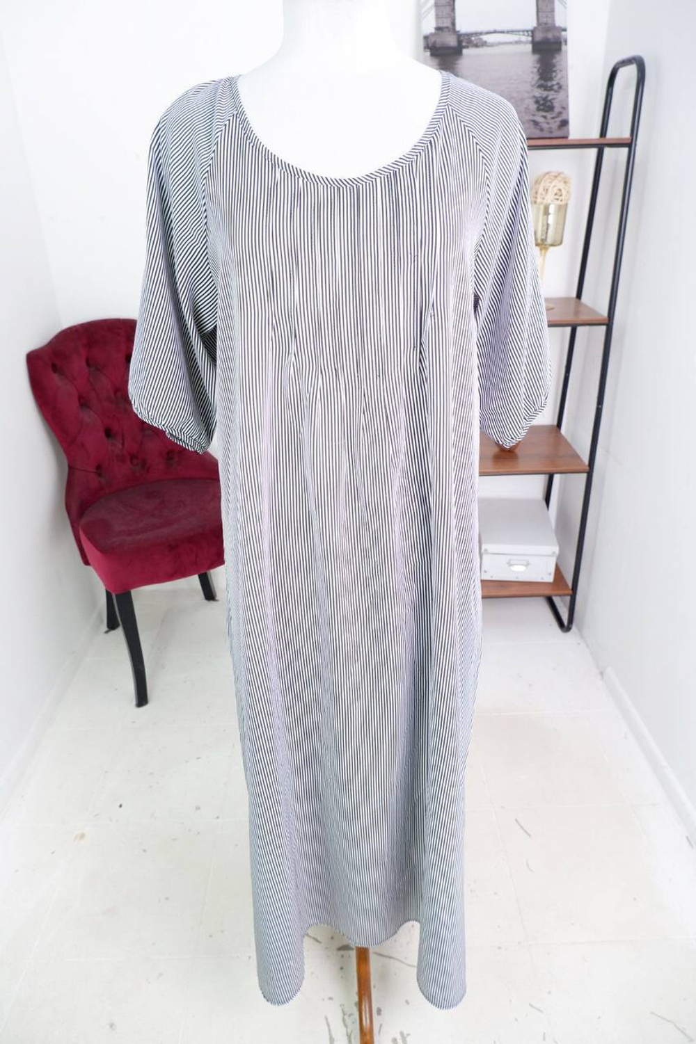 Платье в модную полоску, визуально на 50 размер