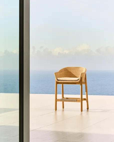 Полубарный стул Galea из тикового дерева и синтетического ротанга, 65 см