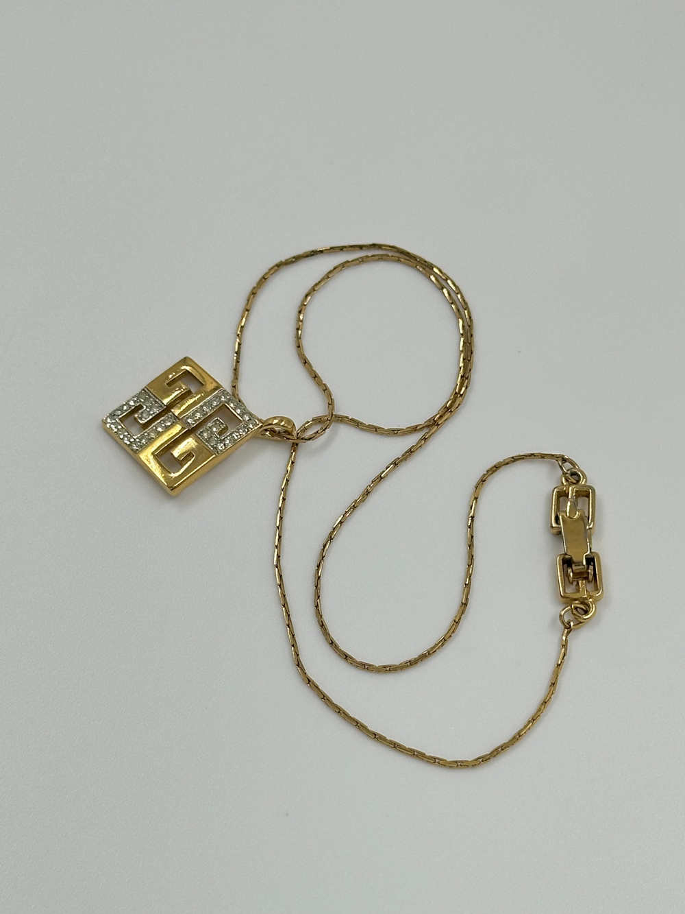 Кулон-лого с кристаллами Givenchy