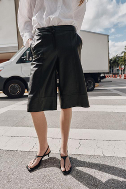 ZARA ДЛИННЫЕ БЕРМУДЫ ИЗ ИСКУССТВЕННОЙ КОЖИ, ЧЕРНЫЙ