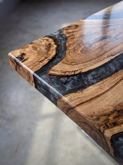 Стол из ореха с эпоксидной смолой