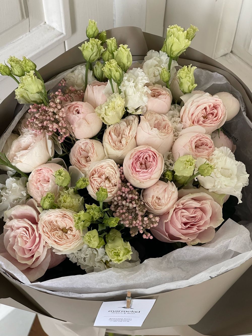 Букет из кустовых пионовидных роз, эустомы и одноголовых роз