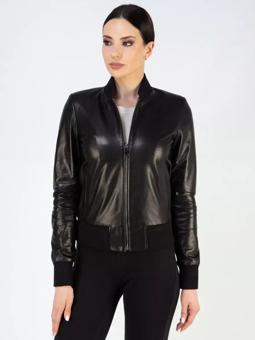 Кожаная куртка демисезонная на молнии бомбер