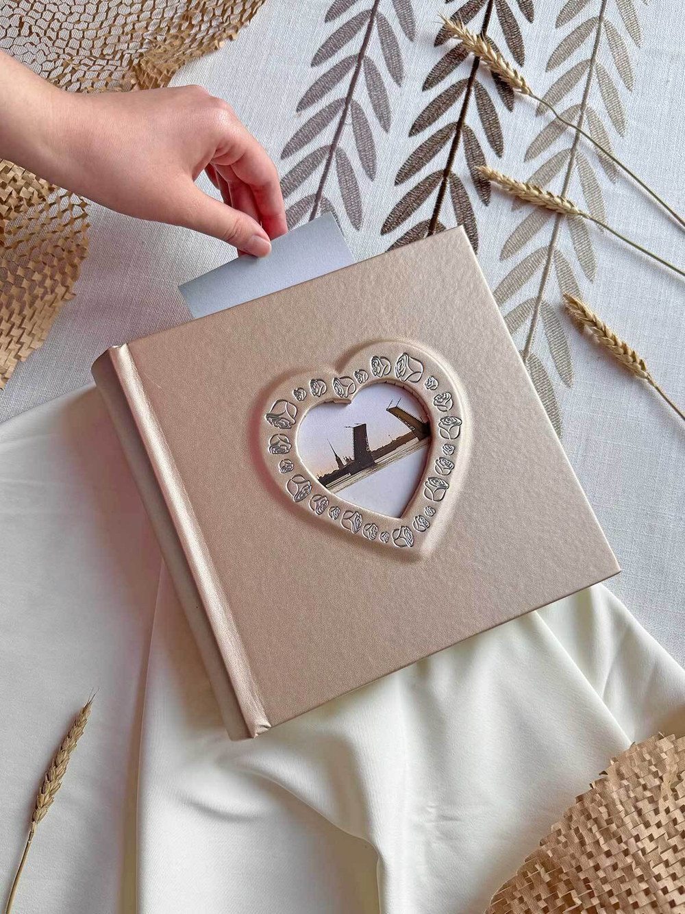 Фотоальбом Делюкс на 200 фото 10х15 см, бум. листы, книж. переплет, с окном свадебный platinum heart "платиновое сердце"