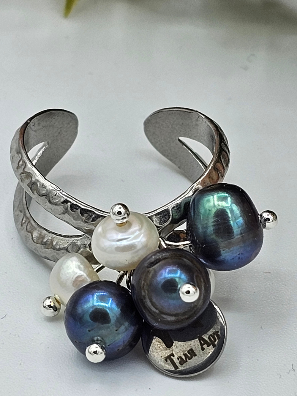 Кольцо авторское с культивируемым жемчугом и натуральными камнями "Ягодка"