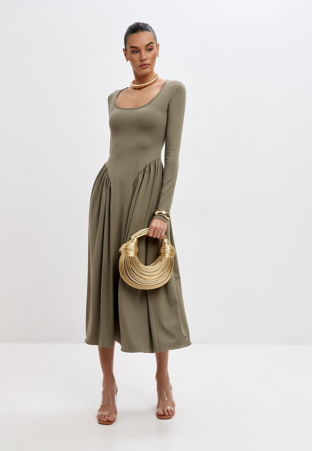 Платье с рукавами и драпировкой