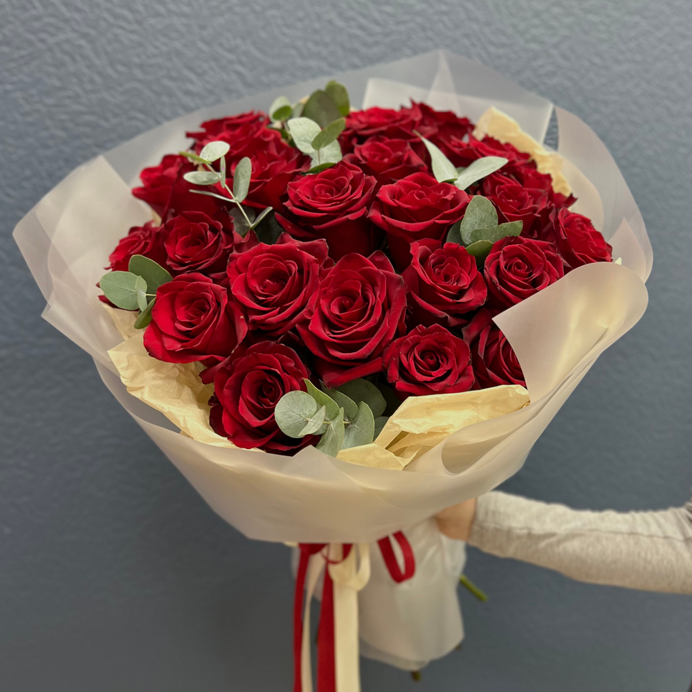Букет из красных роз с эвкалиптом #25