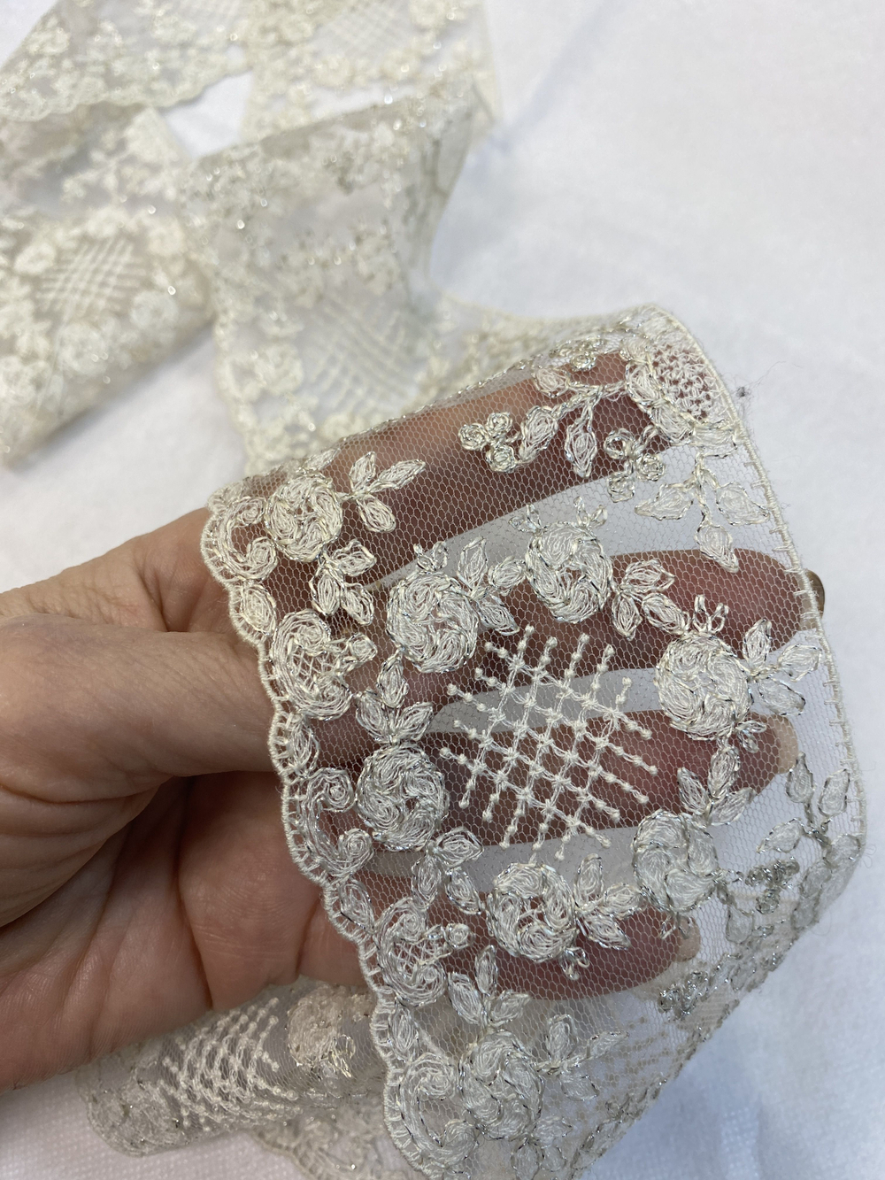 кружево на сетке вышивка шелк/хлопок (Франция) ш-7см отрез 0,6 м