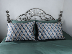 Наволочка 50x70 Mollen Дельта Невы ежевично-черная хлопковая