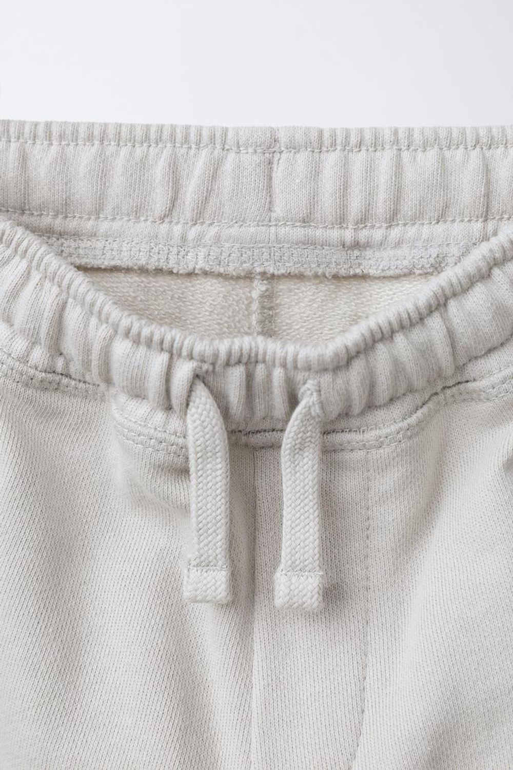 ZARA БРЮКИ BARREL ИЗ МЯГКОЙ ТКАНИ С НАШИВКОЙ, ЦВЕТ ЛЬДА