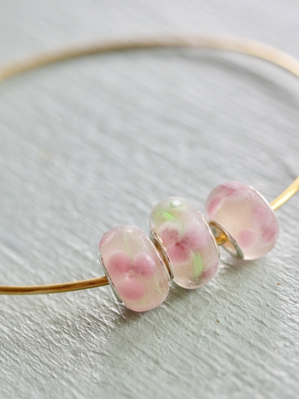 Бусина типа Пандора (Pandora) лэмпворк матовая светло-розовая с цветочками и листиками внутри