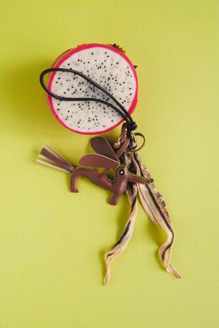 ZARA НАБОР ИЗ ДВУХ КОЛЕЦ ДЛЯ КЛЮЧЕЙ С ПЛАТКОМ И ПОДВЕСКОЙ «СОБАКА», МЯГКИЙ КАШТАНОВЫЙ