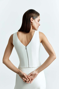 Удлиненный топ из эко-кожи с отстрочками