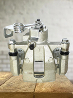 Суппорт тормозной задний левый 583101RA30 для Hyundai Solaris