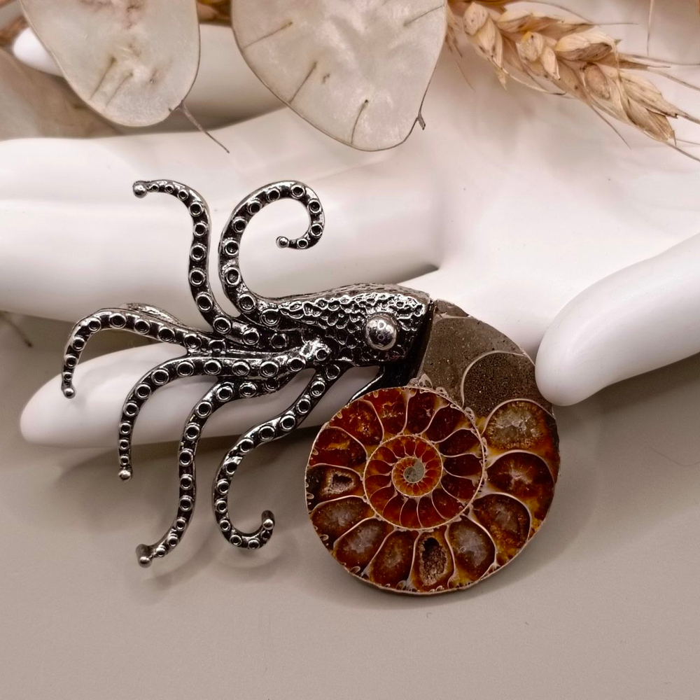 Брошь" Кальмар"из цинкового сплава с Аммонитом.