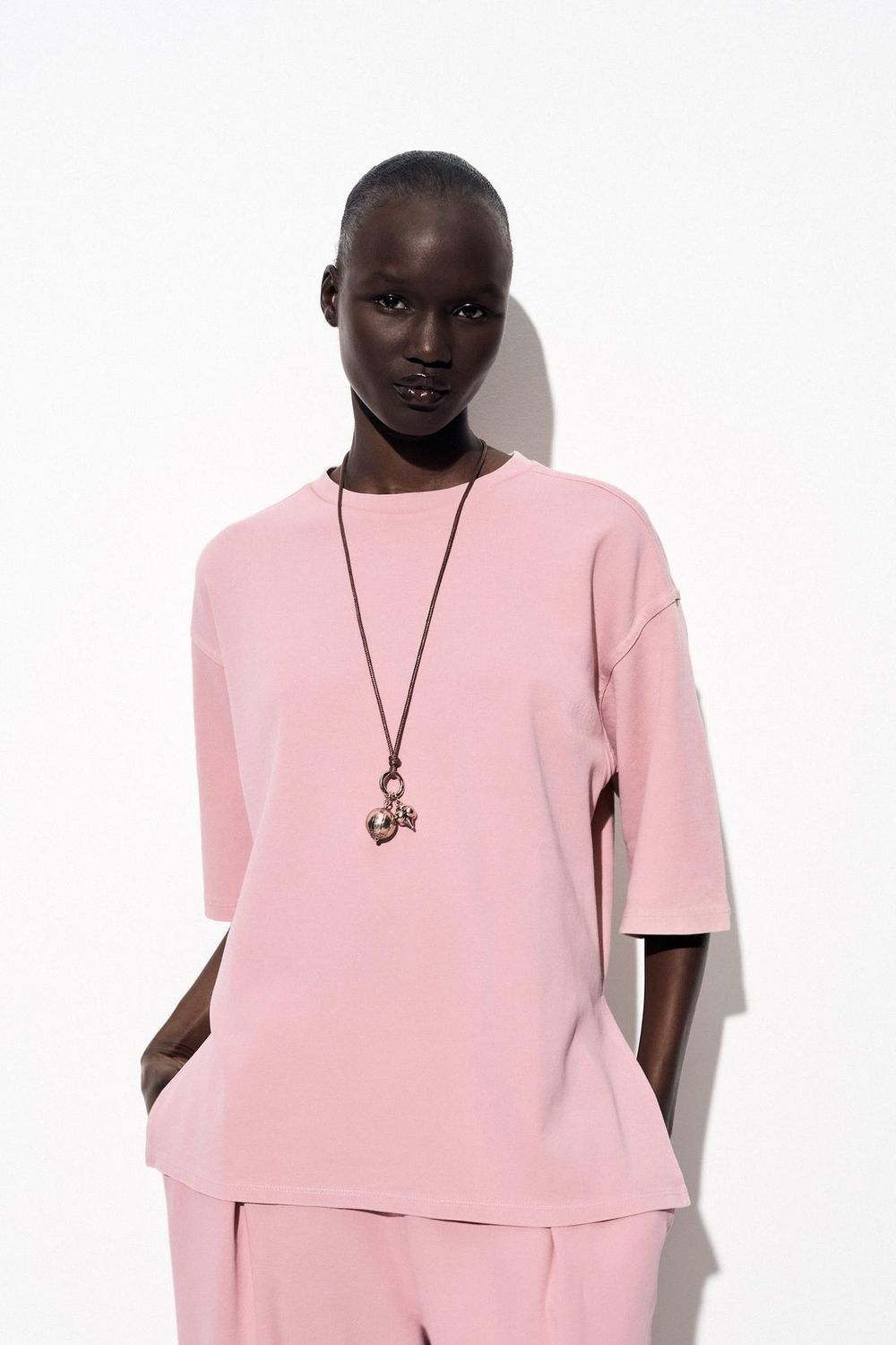 ZARA ФУТБОЛКА ИЗ ТКАНИ С ЭФФЕКТОМ ПОТЕРТОСТИ, ПУДРОВО-РОЗОВЫЙ