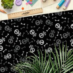 Ткань атлас белые черепа и серые кости на чёрном фоне