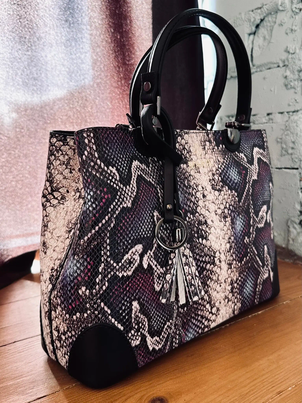 Женская форматная сумка с тиснением питон из натуральной кожи бело-синяя