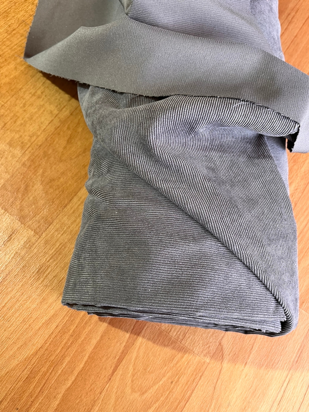 СЕРЫЙ - Микровельвет (встречаются разводы и пятнышки около кромки, все отстирывается!)