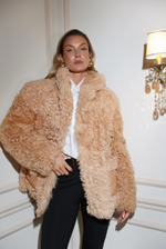 Бежевая шуба с накладными карманами