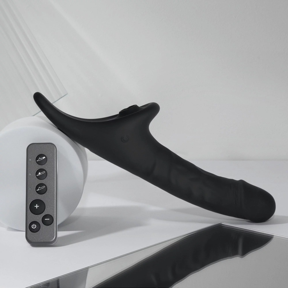 Strap-on-me MULTI ORGASM REALISTIC DILDO - Фаллоимитатор с стимуляцией клитора и вибрацией, M