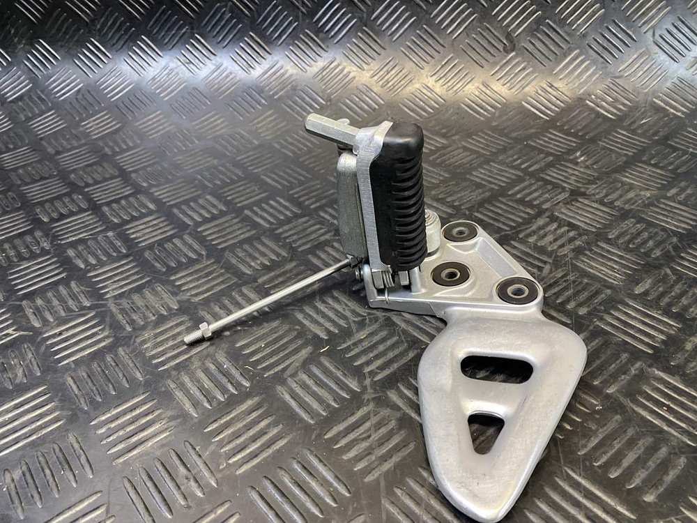 Подножка водительская левая Suzuki GSX1300R 99-07 053436