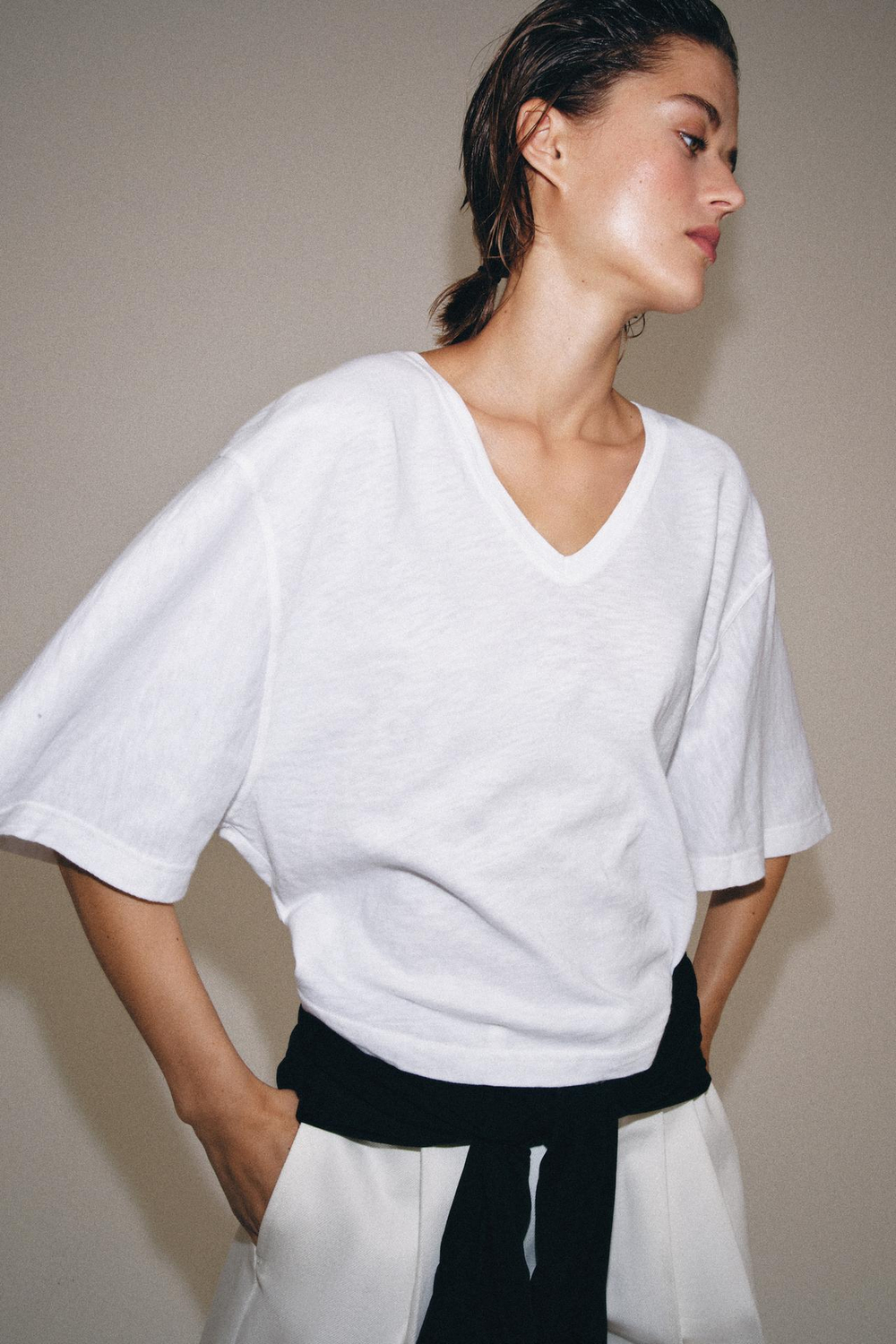 ZARA ФУТБОЛКА С V-ОБРАЗНЫМ ВЫРЕЗОМ, БЕЛЫЙ