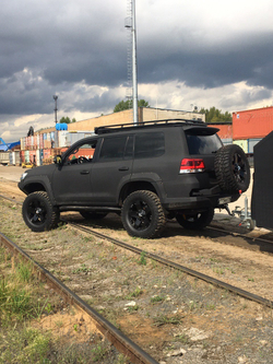 Toyota Land Cruiser 200 с прицепом