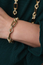 Браслет из гладких и рифленых золотых колечек с горным хрусталем