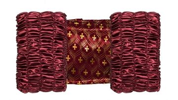 Обивка атласная бордо, крышка с золотым накатом
