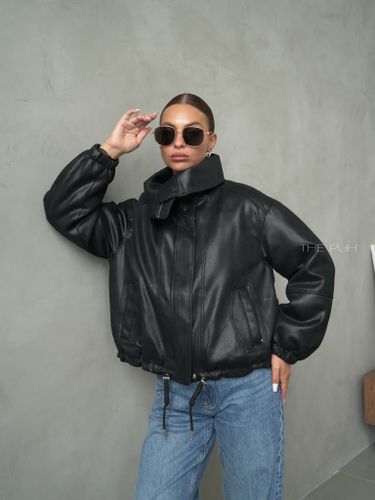 Черная куртка-пуховик из эко-кожи с накладным мехом