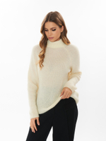 Женский джемпер молочный под горло