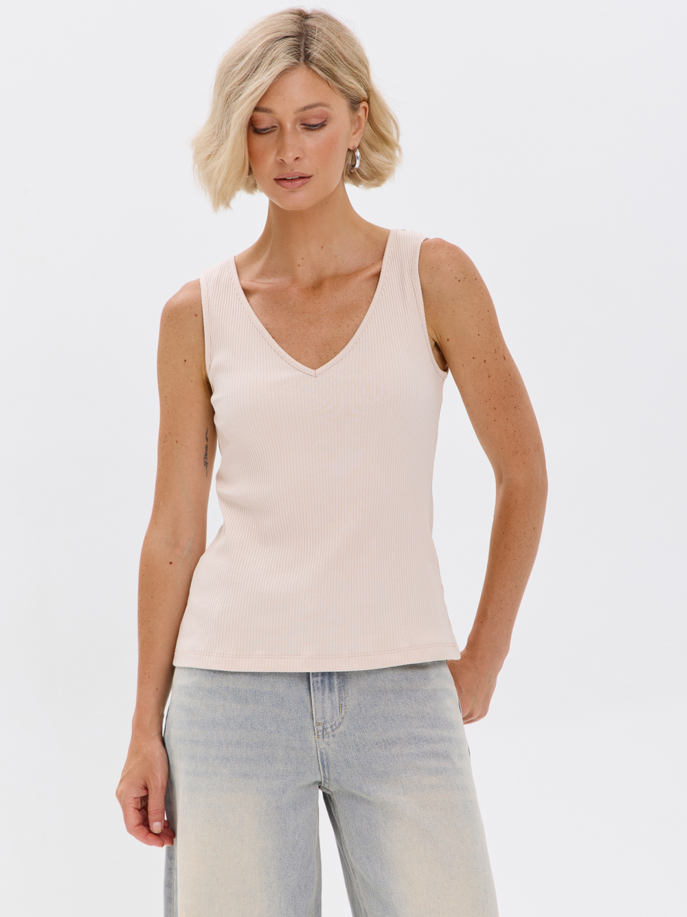 Топ-лапша под пиджак с глубоким V-вырезом