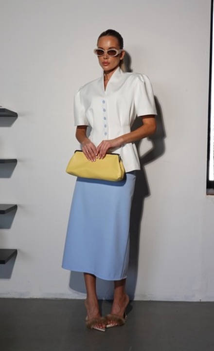 Костюм с юбкой и приталенным жакетом