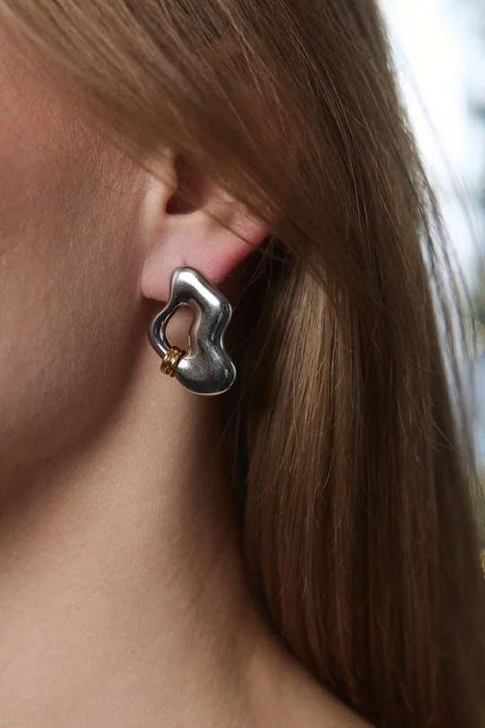 Серьги пусеты серебряная абстракция с золотыми колечками