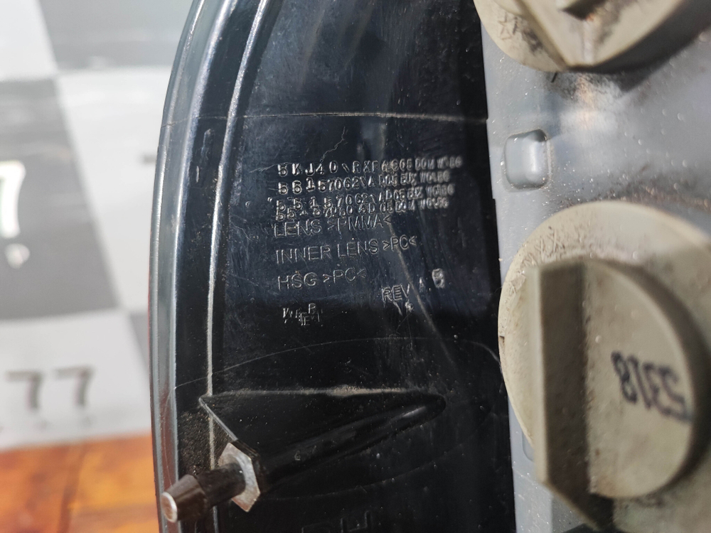 Фонарь задний правый Jeep Cherokee (KJ) 01-07 Б/У Оригинал 55157062