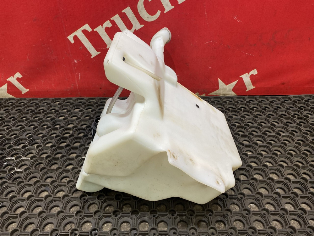 Бачок омывателя лобового стекла 2018г