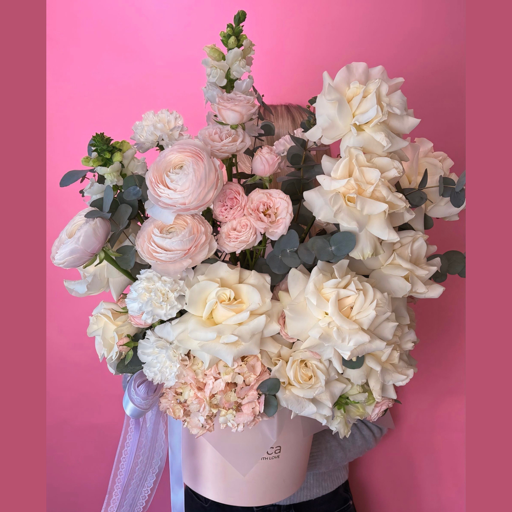 Нежная авторская композиция с ранункулюсами и французскими розами