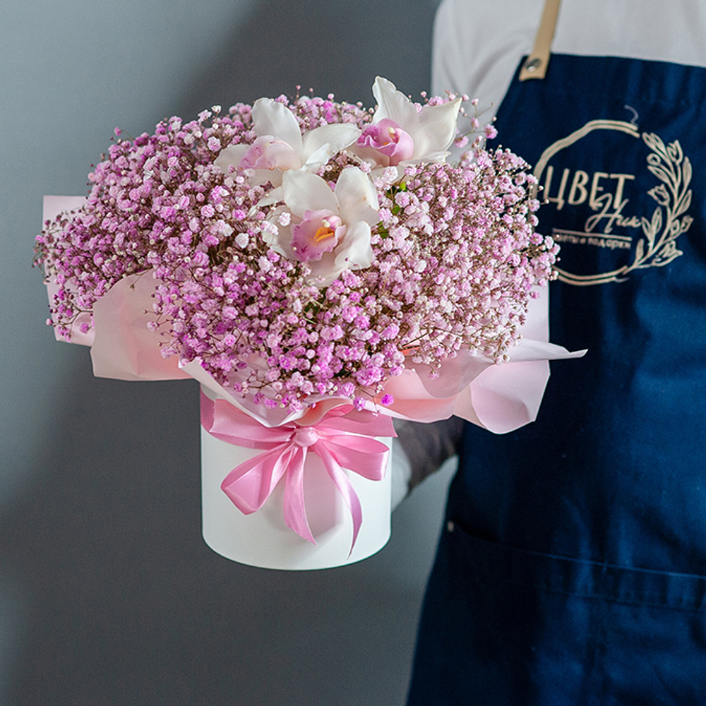 Гипсофила с орхидеей в шляпной коробке