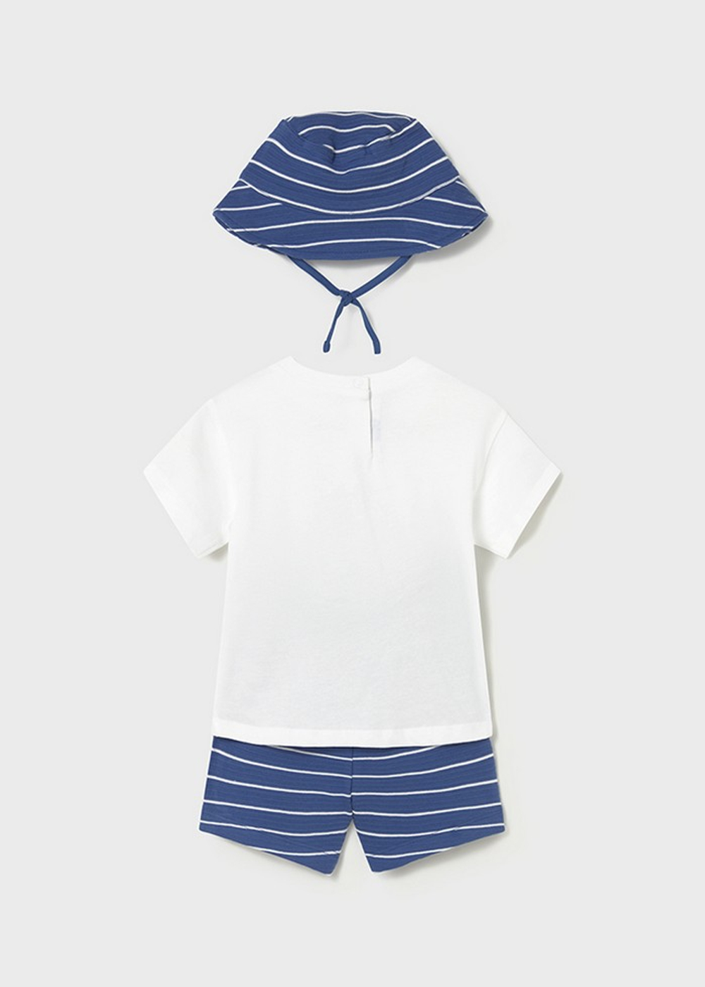 футболка с шортами и панамкой