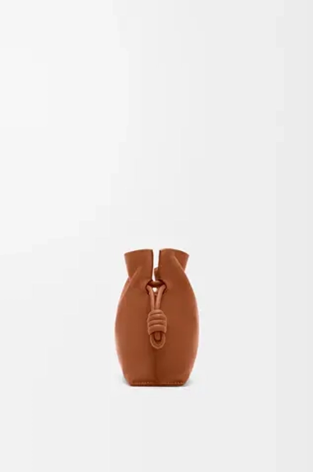 Loewe Мини-клатч Flamenco из телячьей кожи наппа, рыжевато-коричневый