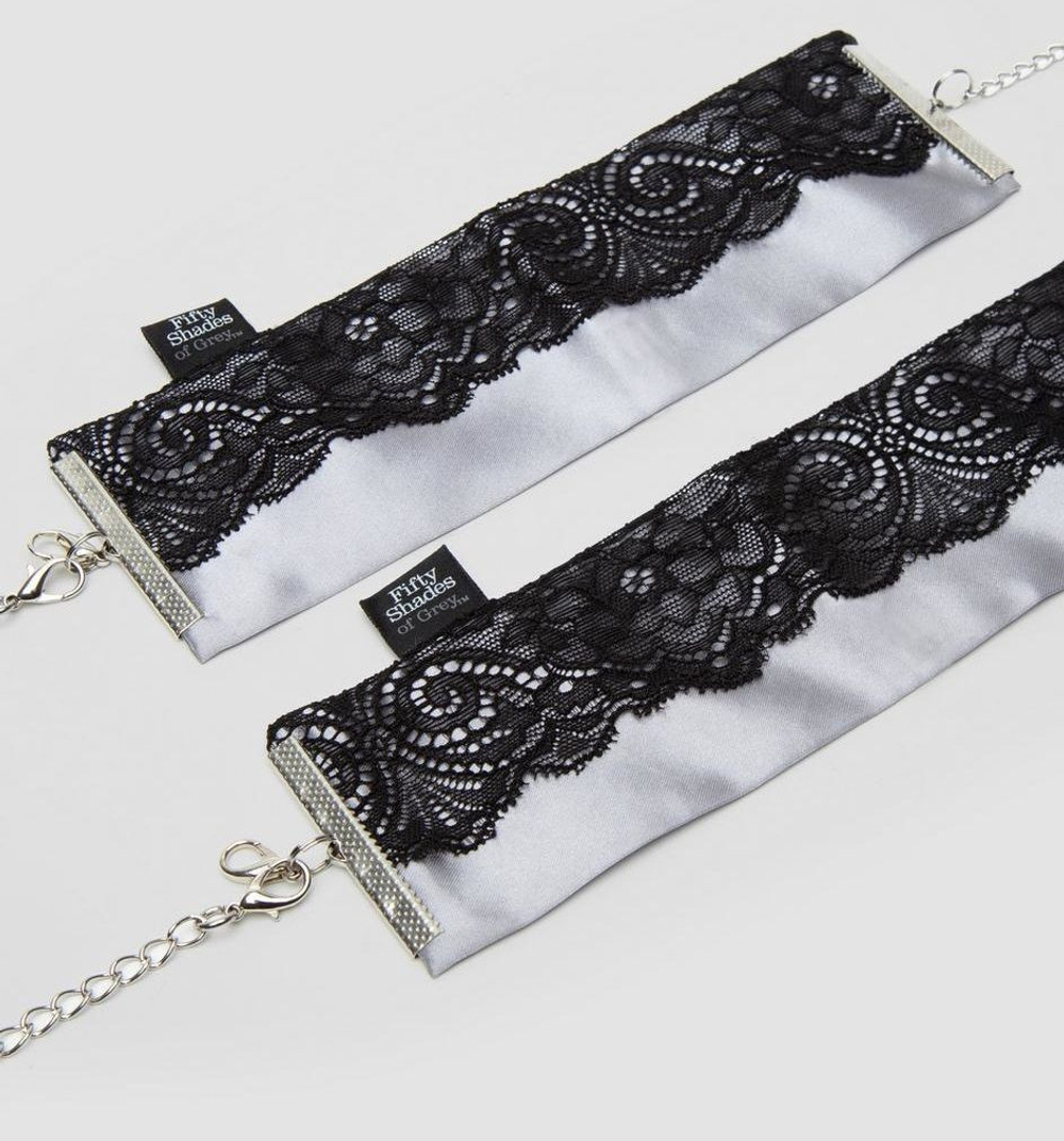 Сатиновые наручники с кружевом Play Nice (Цвет: серебристый с черным)