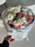 Букет из кустовой пионовидной розы, одноголовых роз, лизиантуса и хризантемы