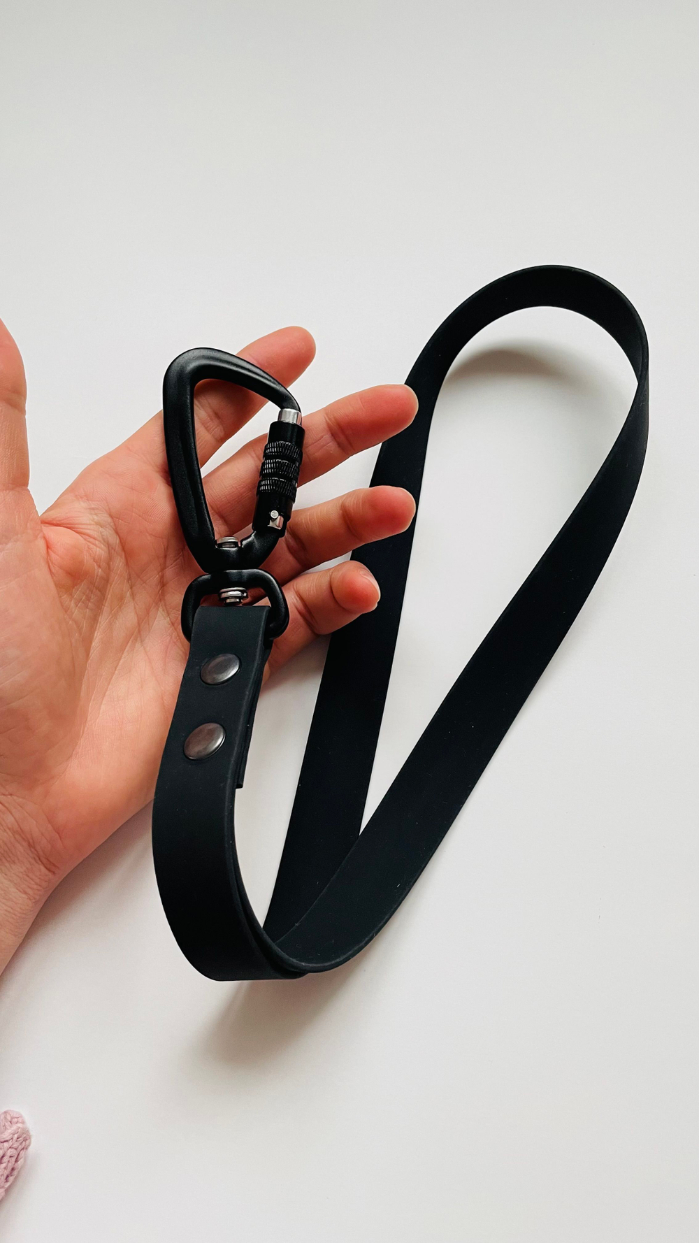 Водилка из биотана , 20 мм , 35 см. Карабин авиационный , черный.