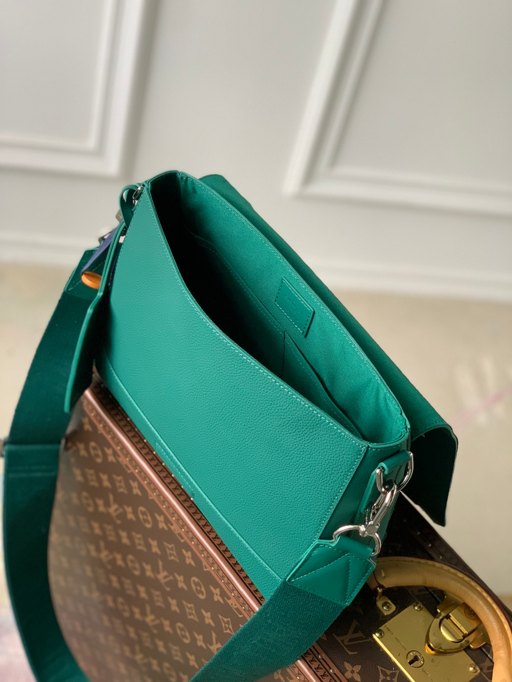 Louis Vuitton Takeoff Messenger